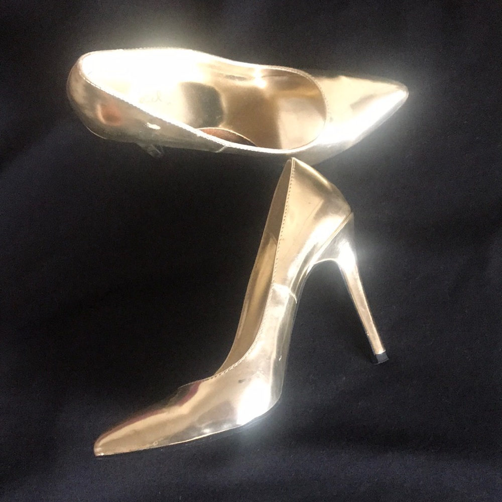 Chic Gold Georgous Pumps!♥️
